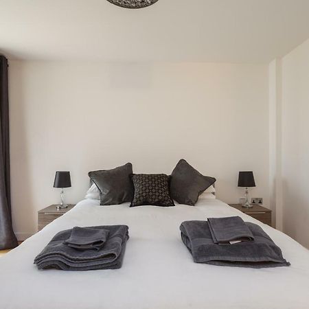 Stunning Contemporary Apartment - Free Parking - 5 Minute Walk To The Beach - Great Location - Fast Wifi - Smart Tv With Netflix Included - Contractor Friendly - Perfect For Short And Long Stays Bournemouth Eksteriør billede