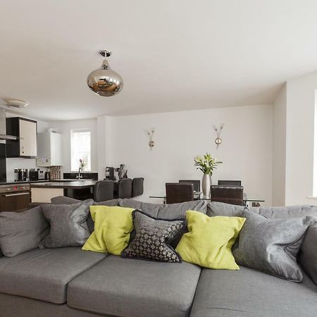 Stunning Contemporary Apartment - Free Parking - 5 Minute Walk To The Beach - Great Location - Fast Wifi - Smart Tv With Netflix Included - Contractor Friendly - Perfect For Short And Long Stays Bournemouth Eksteriør billede