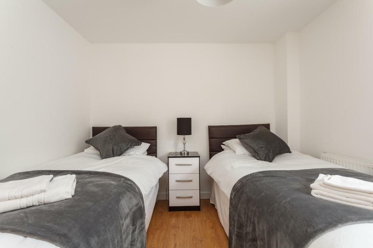 Stunning Contemporary Apartment - Free Parking - 5 Minute Walk To The Beach - Great Location - Fast Wifi - Smart Tv With Netflix Included - Contractor Friendly - Perfect For Short And Long Stays Bournemouth Eksteriør billede