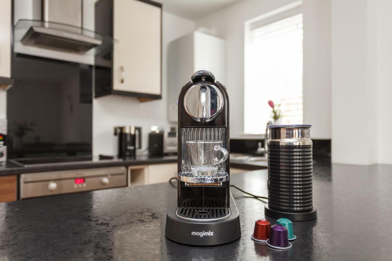 Stunning Contemporary Apartment - Free Parking - 5 Minute Walk To The Beach - Great Location - Fast Wifi - Smart Tv With Netflix Included - Contractor Friendly - Perfect For Short And Long Stays Bournemouth Eksteriør billede