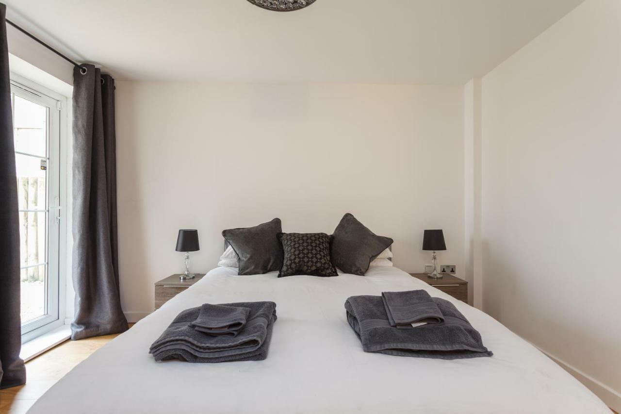 Stunning Contemporary Apartment - Free Parking - 5 Minute Walk To The Beach - Great Location - Fast Wifi - Smart Tv With Netflix Included - Contractor Friendly - Perfect For Short And Long Stays Bournemouth Eksteriør billede