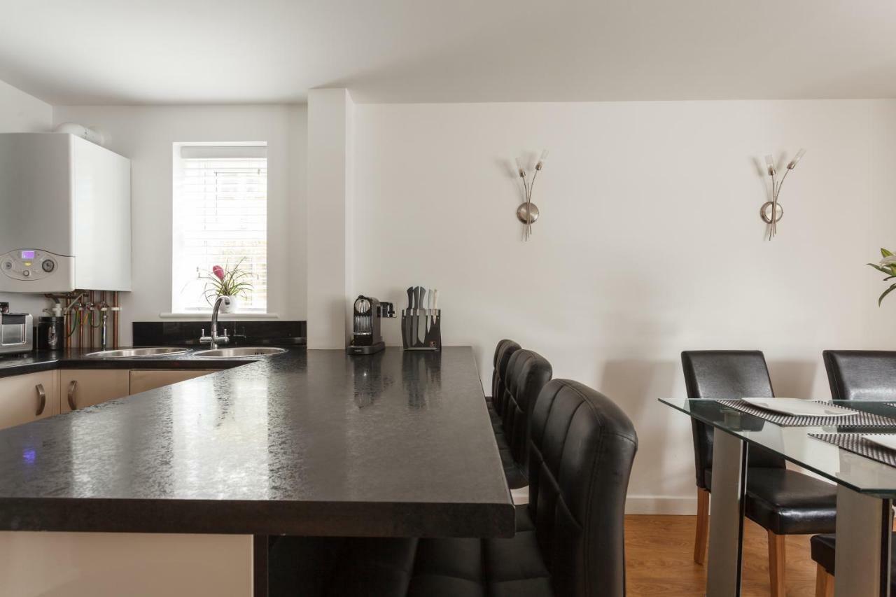 Stunning Contemporary Apartment - Free Parking - 5 Minute Walk To The Beach - Great Location - Fast Wifi - Smart Tv With Netflix Included - Contractor Friendly - Perfect For Short And Long Stays Bournemouth Eksteriør billede