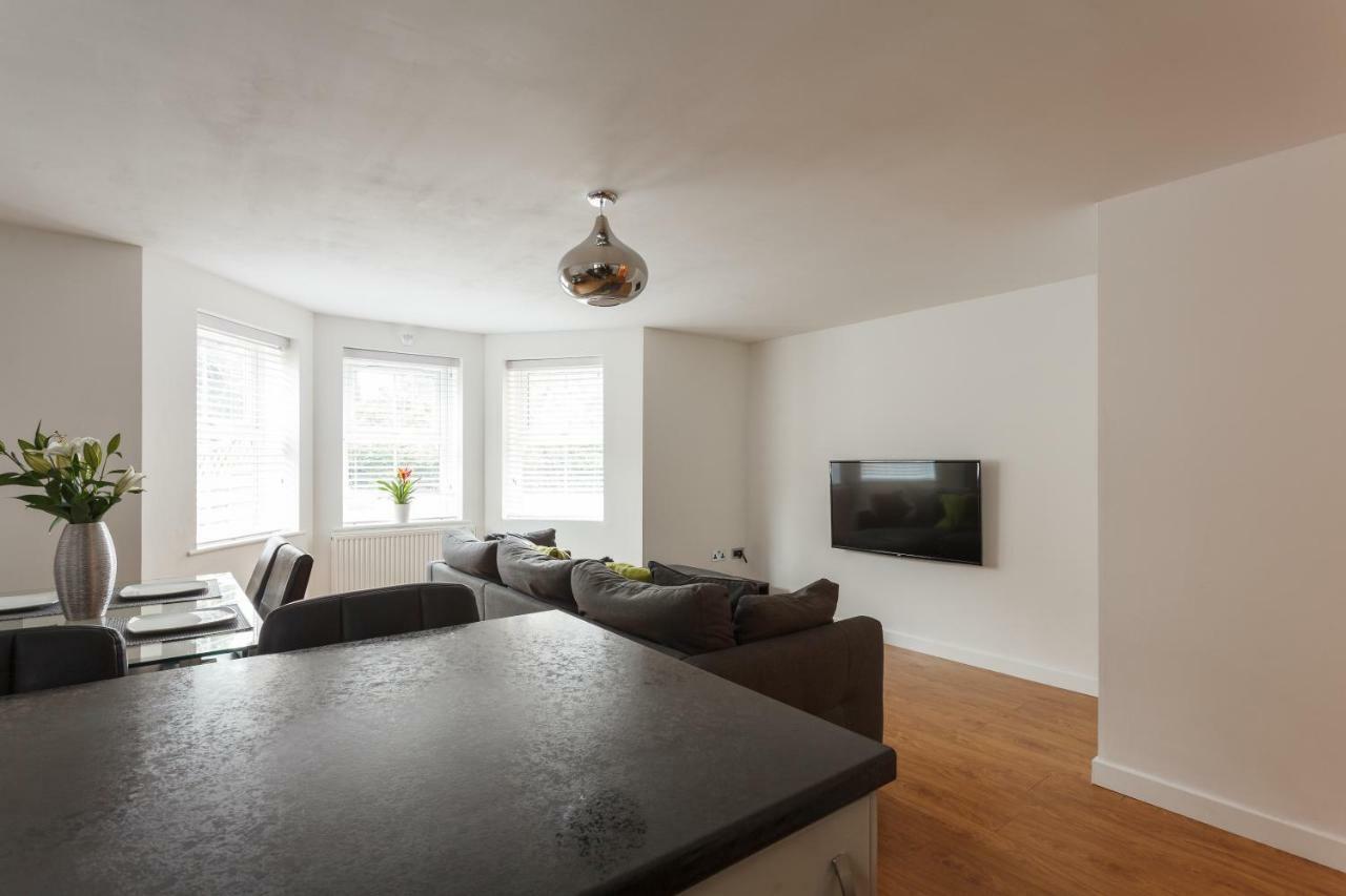 Stunning Contemporary Apartment - Free Parking - 5 Minute Walk To The Beach - Great Location - Fast Wifi - Smart Tv With Netflix Included - Contractor Friendly - Perfect For Short And Long Stays Bournemouth Eksteriør billede
