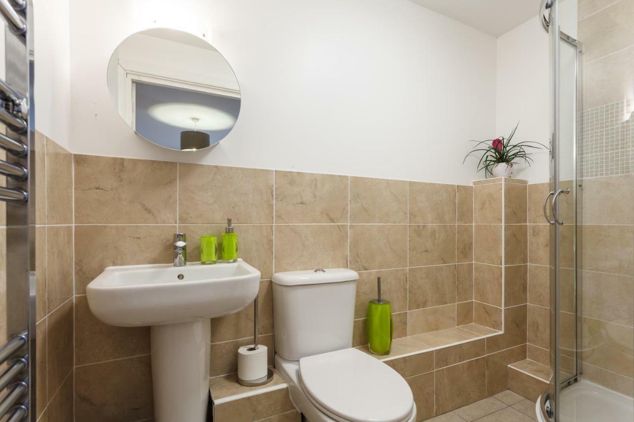 Stunning Contemporary Apartment - Free Parking - 5 Minute Walk To The Beach - Great Location - Fast Wifi - Smart Tv With Netflix Included - Contractor Friendly - Perfect For Short And Long Stays Bournemouth Eksteriør billede