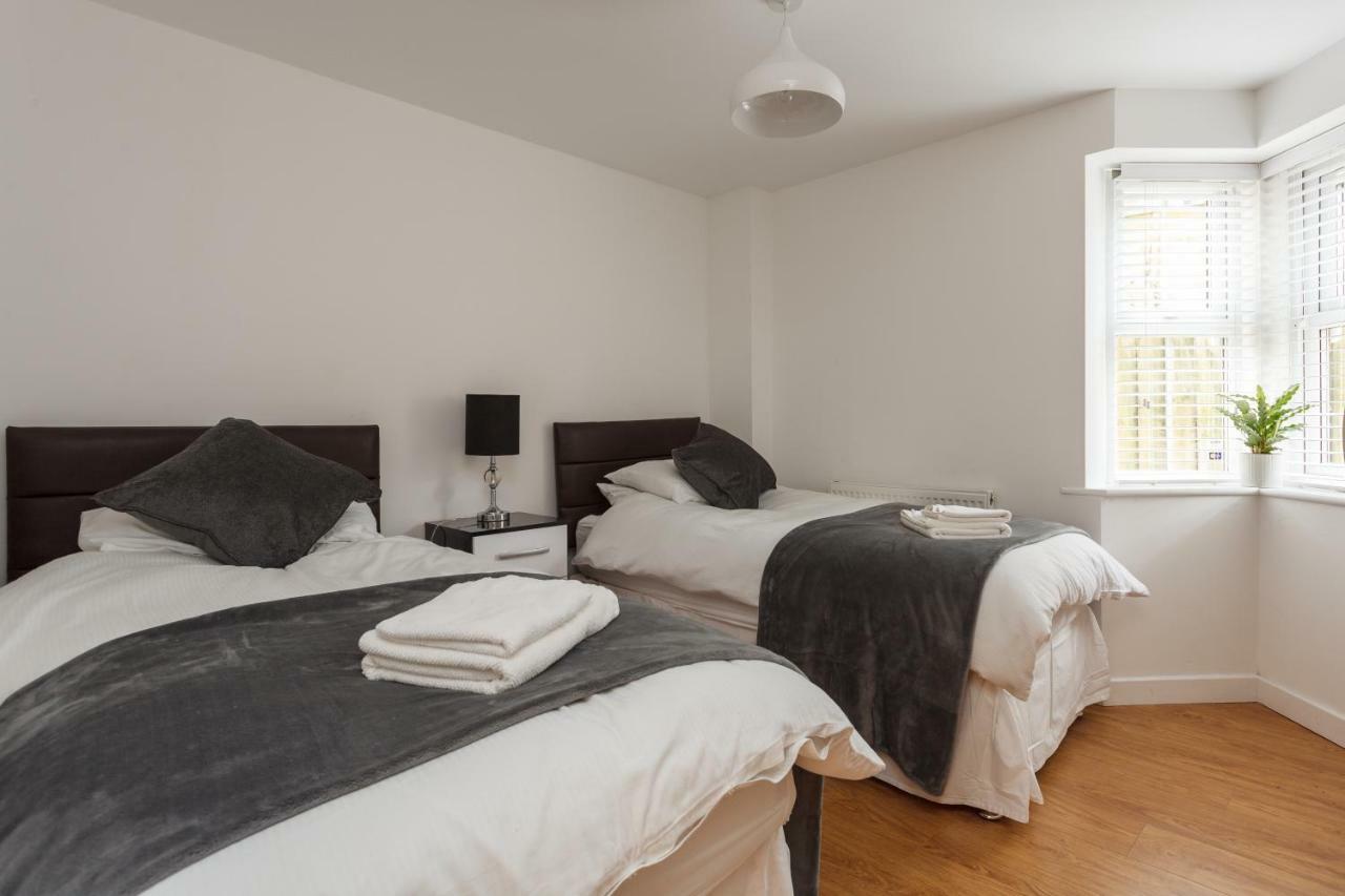 Stunning Contemporary Apartment - Free Parking - 5 Minute Walk To The Beach - Great Location - Fast Wifi - Smart Tv With Netflix Included - Contractor Friendly - Perfect For Short And Long Stays Bournemouth Eksteriør billede