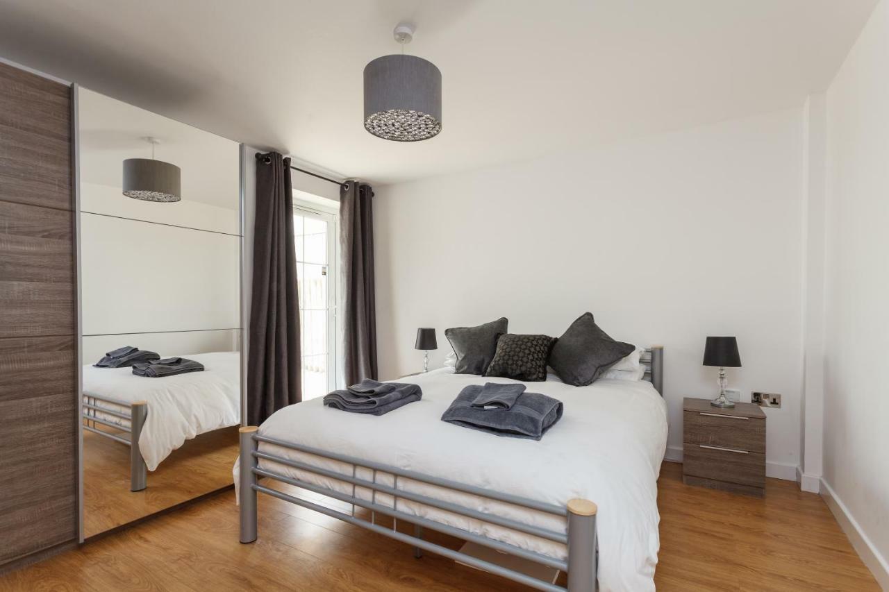 Stunning Contemporary Apartment - Free Parking - 5 Minute Walk To The Beach - Great Location - Fast Wifi - Smart Tv With Netflix Included - Contractor Friendly - Perfect For Short And Long Stays Bournemouth Eksteriør billede