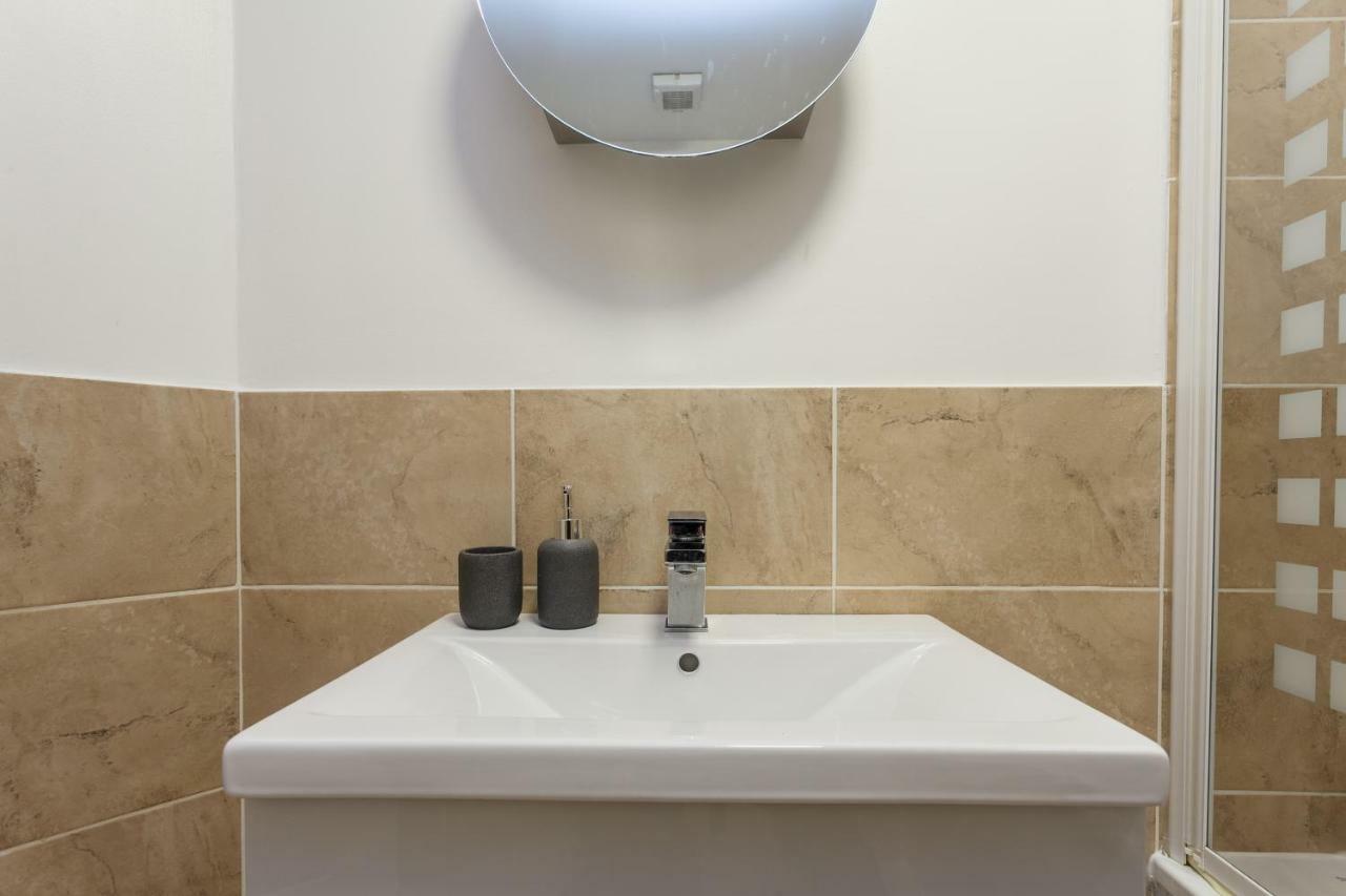Stunning Contemporary Apartment - Free Parking - 5 Minute Walk To The Beach - Great Location - Fast Wifi - Smart Tv With Netflix Included - Contractor Friendly - Perfect For Short And Long Stays Bournemouth Eksteriør billede