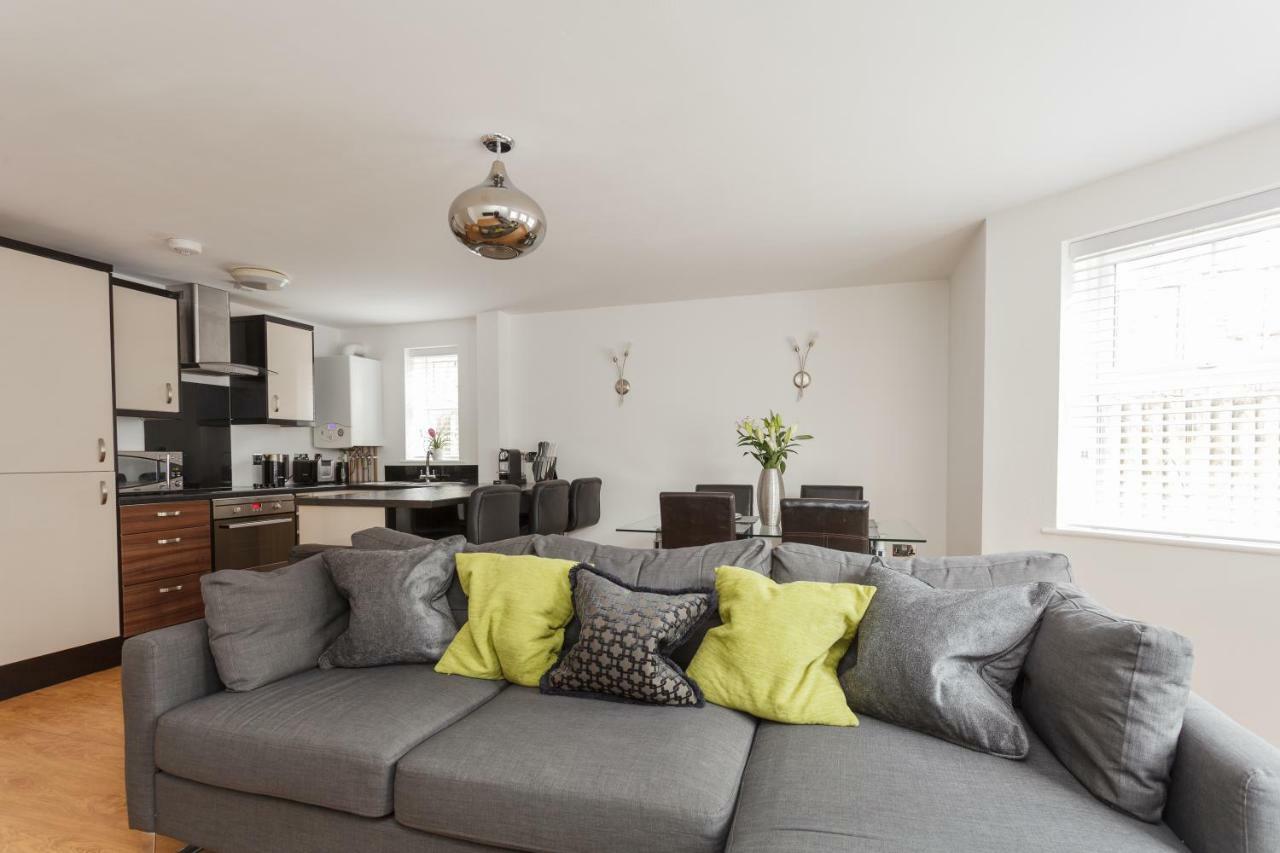 Stunning Contemporary Apartment - Free Parking - 5 Minute Walk To The Beach - Great Location - Fast Wifi - Smart Tv With Netflix Included - Contractor Friendly - Perfect For Short And Long Stays Bournemouth Eksteriør billede